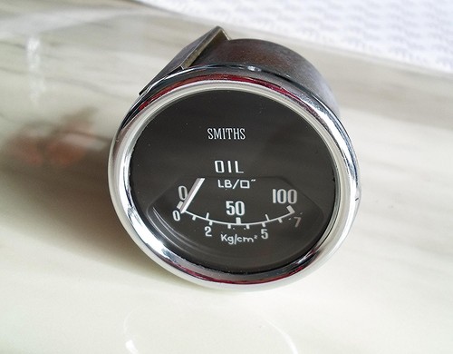 Smiths oil pressure - pressure, gauge.